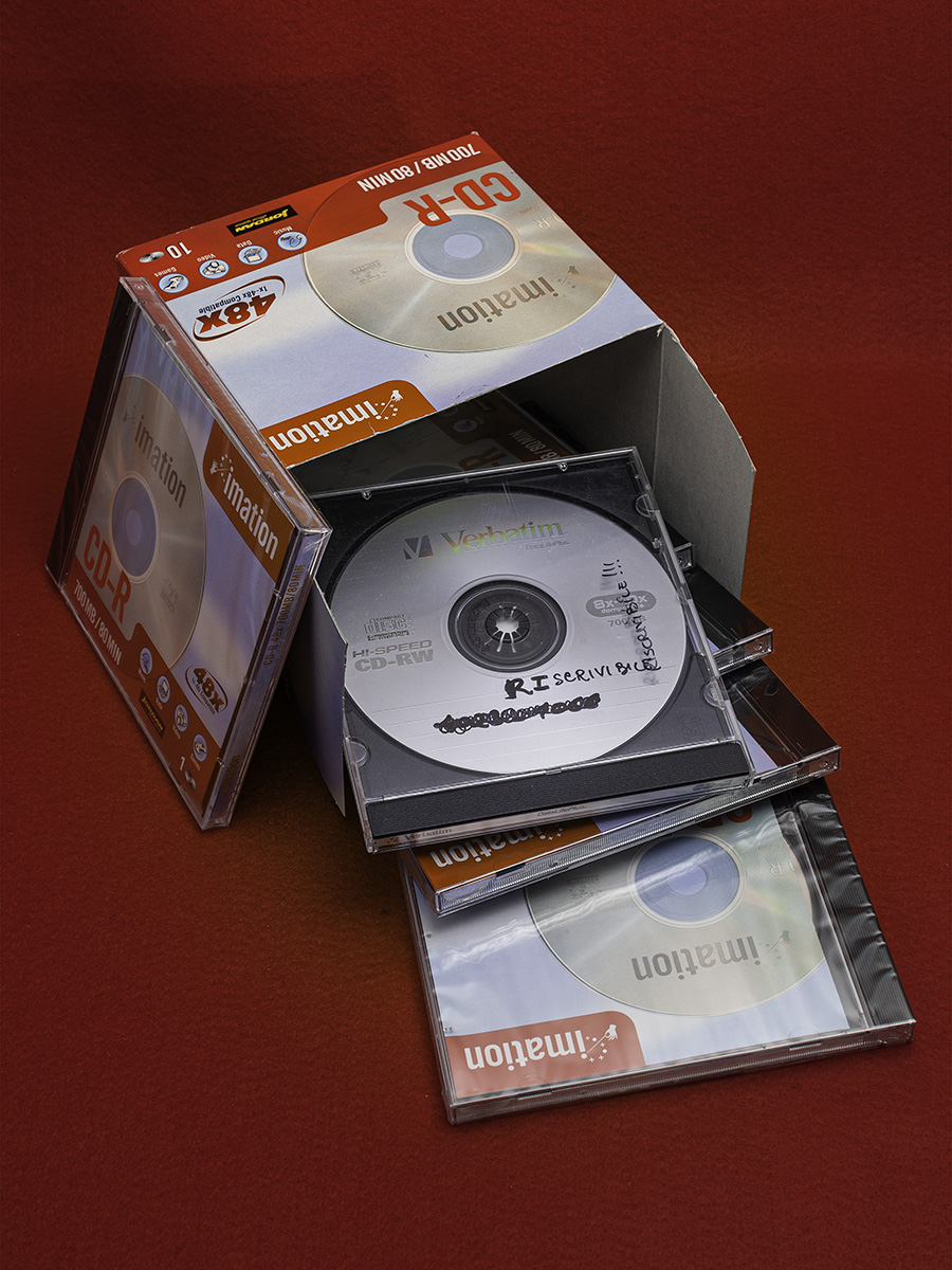 Un scatola di cartone che contiene cd rom